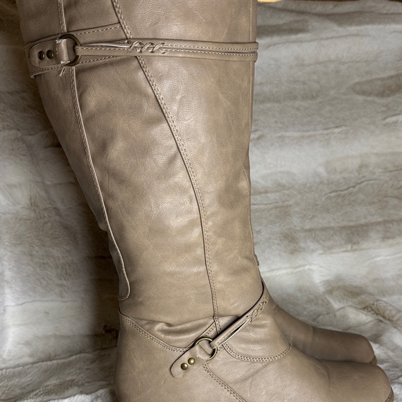 Chic Tan Boots for Women - Picture 4 of 7